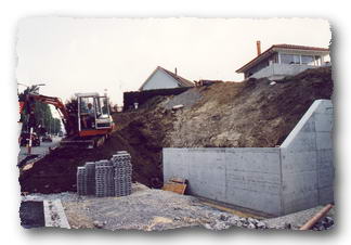 Böschung mit Mauer